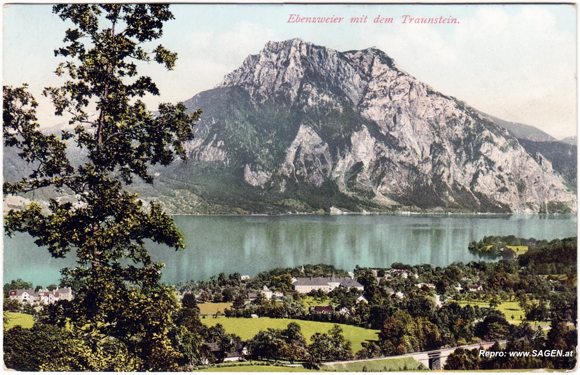 Schloss Ebenzweier mit dem Traunstein