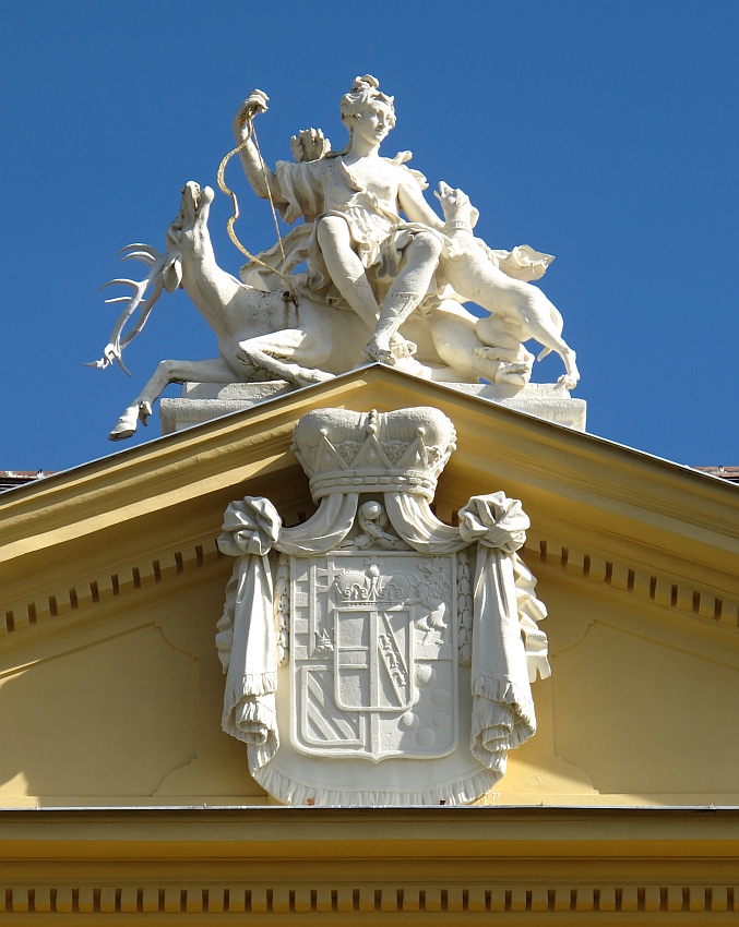 Schloss Eckartsau - Figurengruppe mit  Wappen