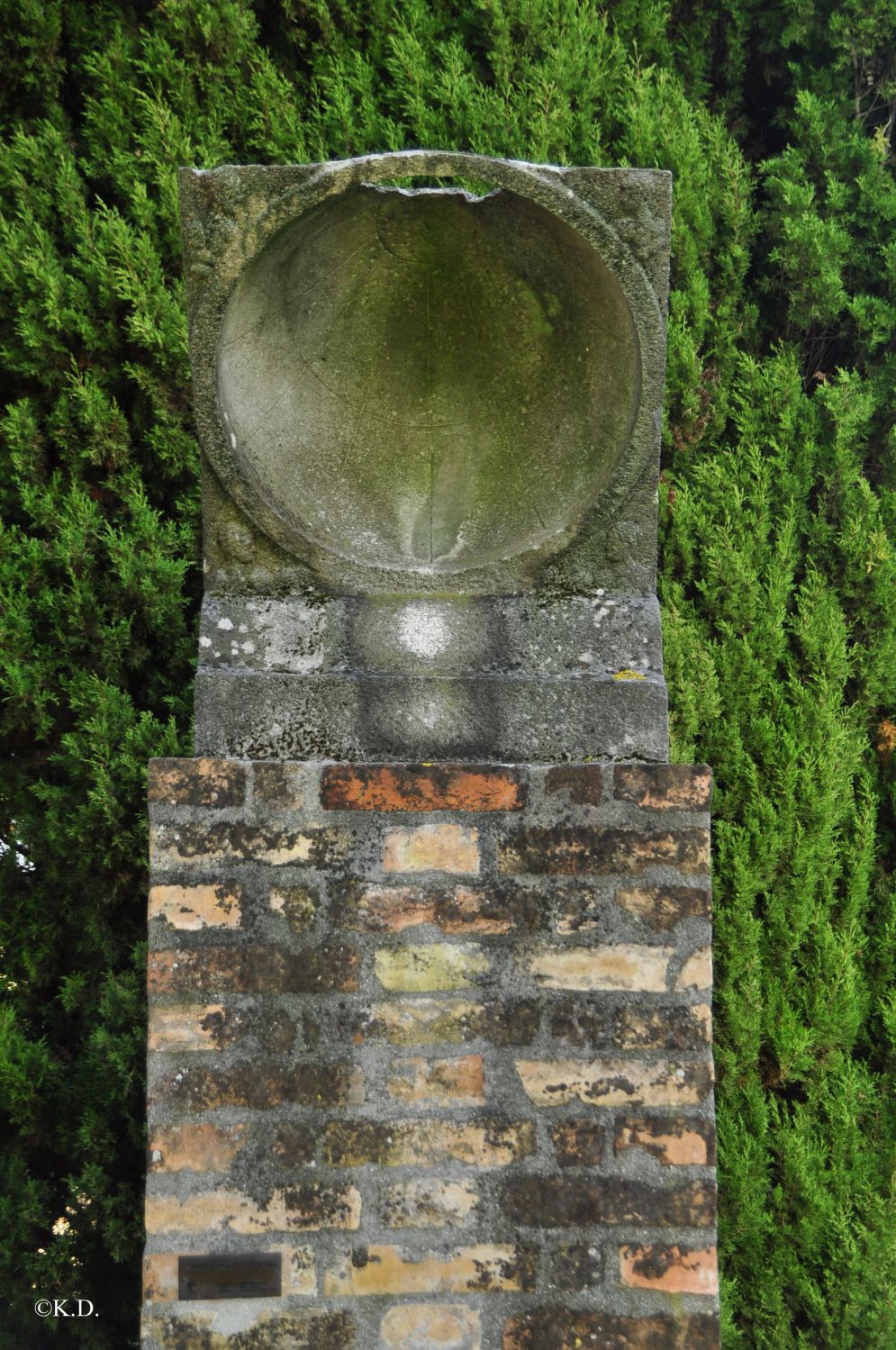 Sonnenuhr im ehemaligen Flusshafen von Aquileia