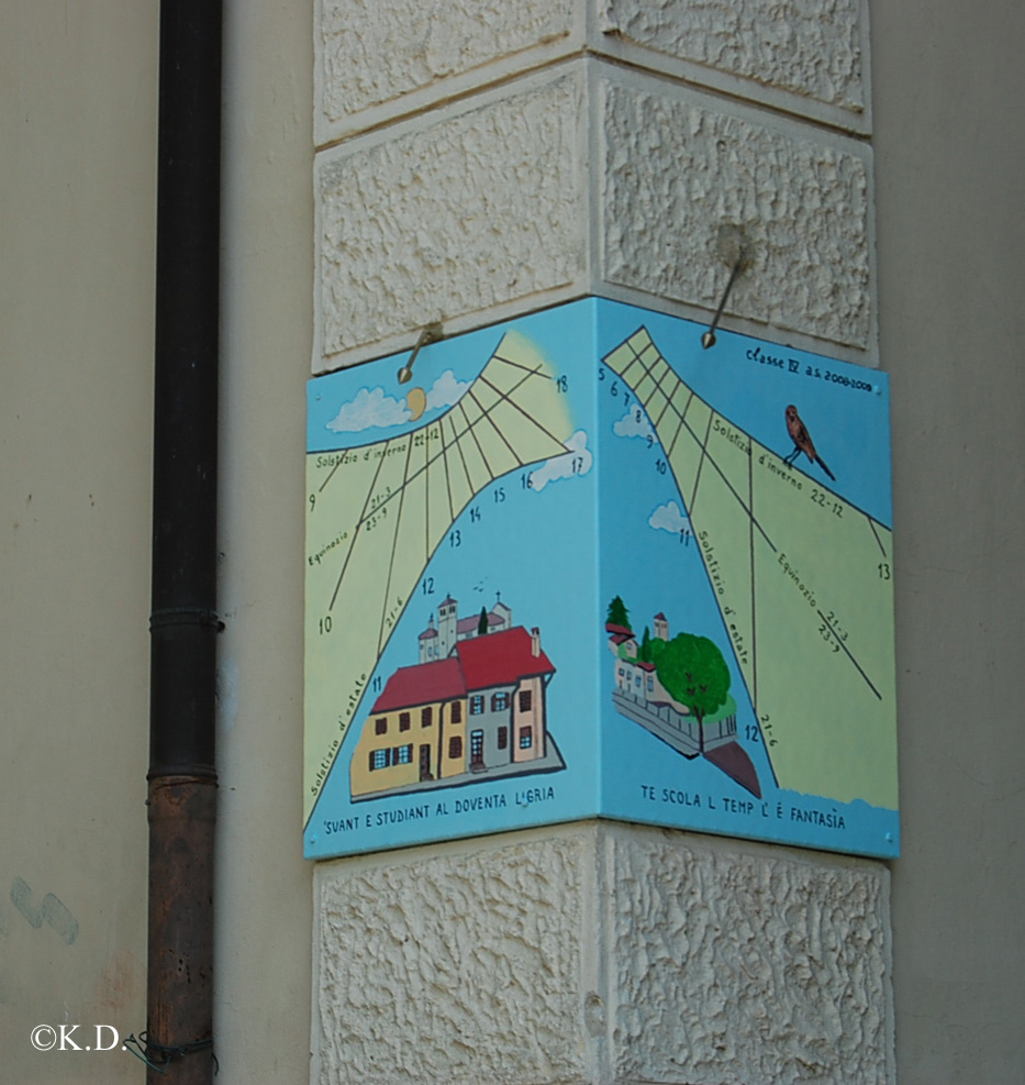 Sonnenuhrdorf Aiello del Friuli (Italien) - Sonnenuhr an der Volksschule