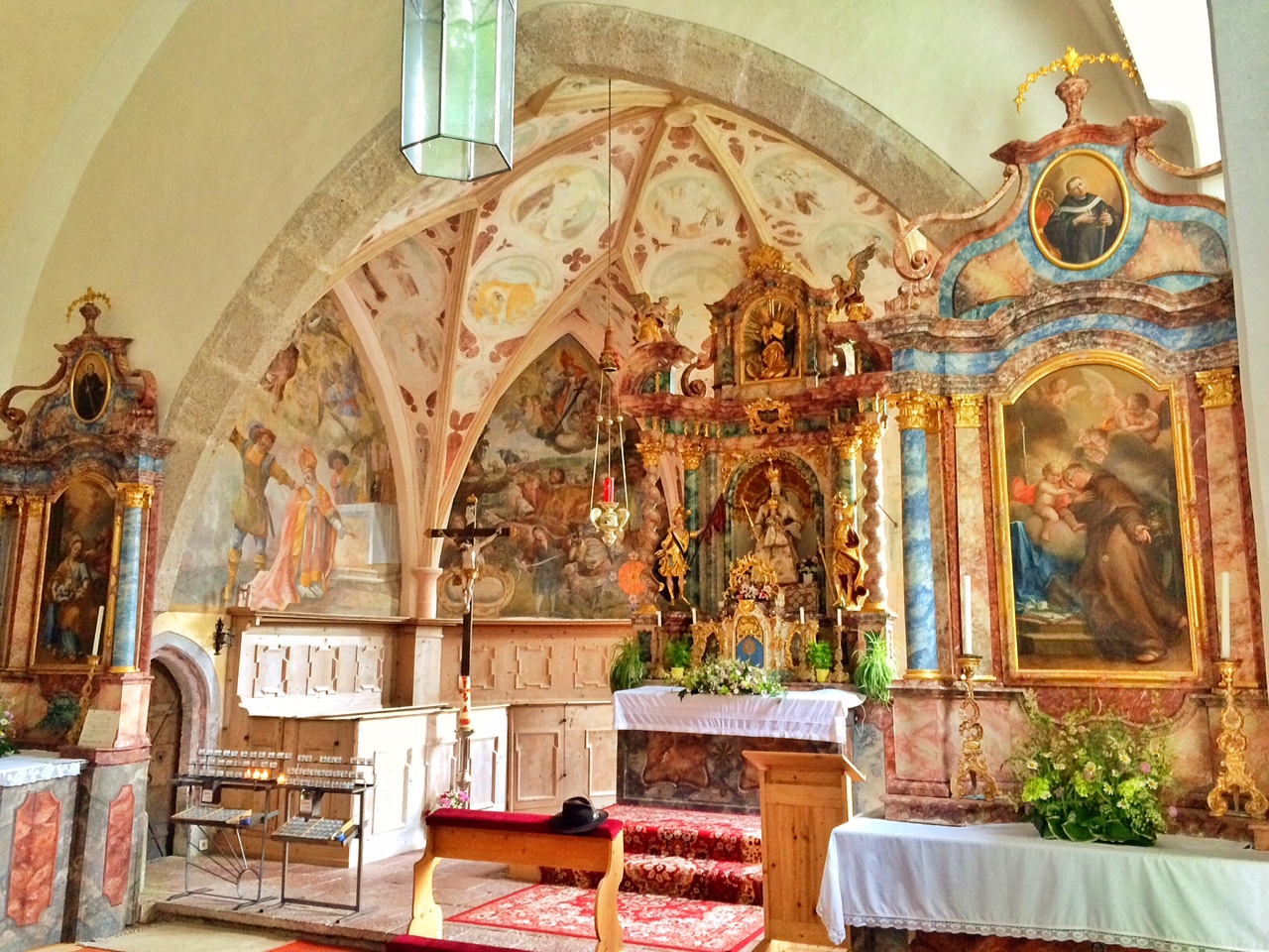 Wallfahrtskirche St. Adolari in St. Ulrich am Pillersee - Altarraum und Gnadenbild