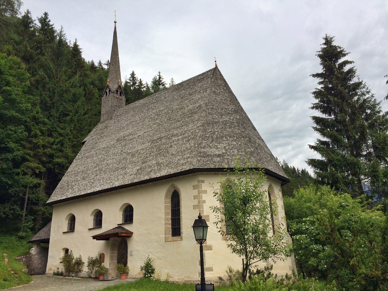Ansicht der Wallfahrtskirche St. Adolari in St. Ulrich am Pillersee
