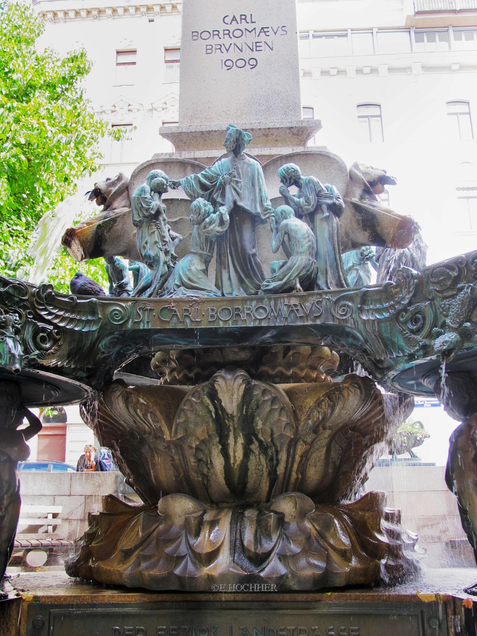St. Carl Borromäus am Karl-Borromäus-Brunnen in Wien-Landstraße
