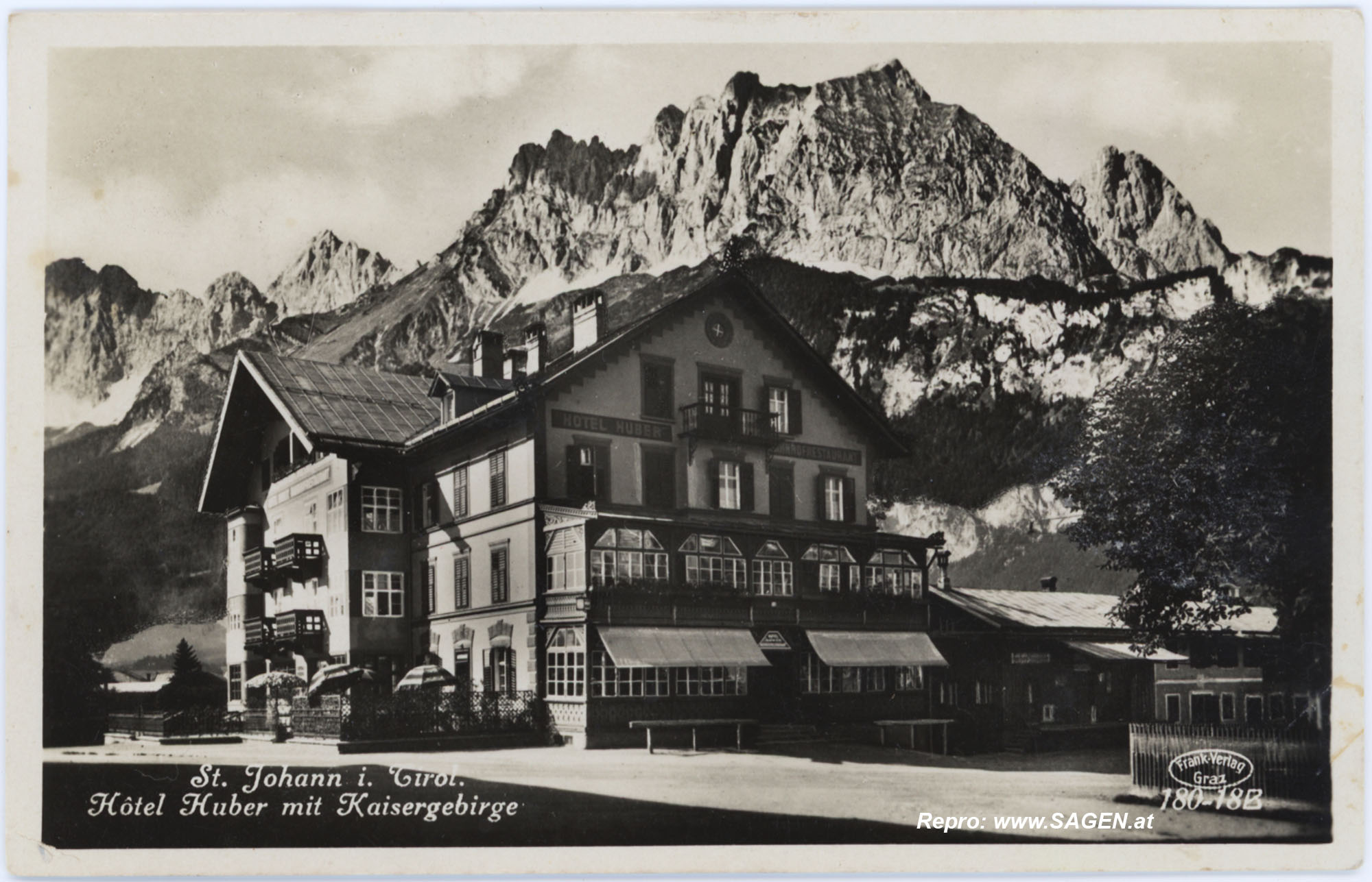 St. Johann in Tirol, Hotel Huber mit Kaisergebirge