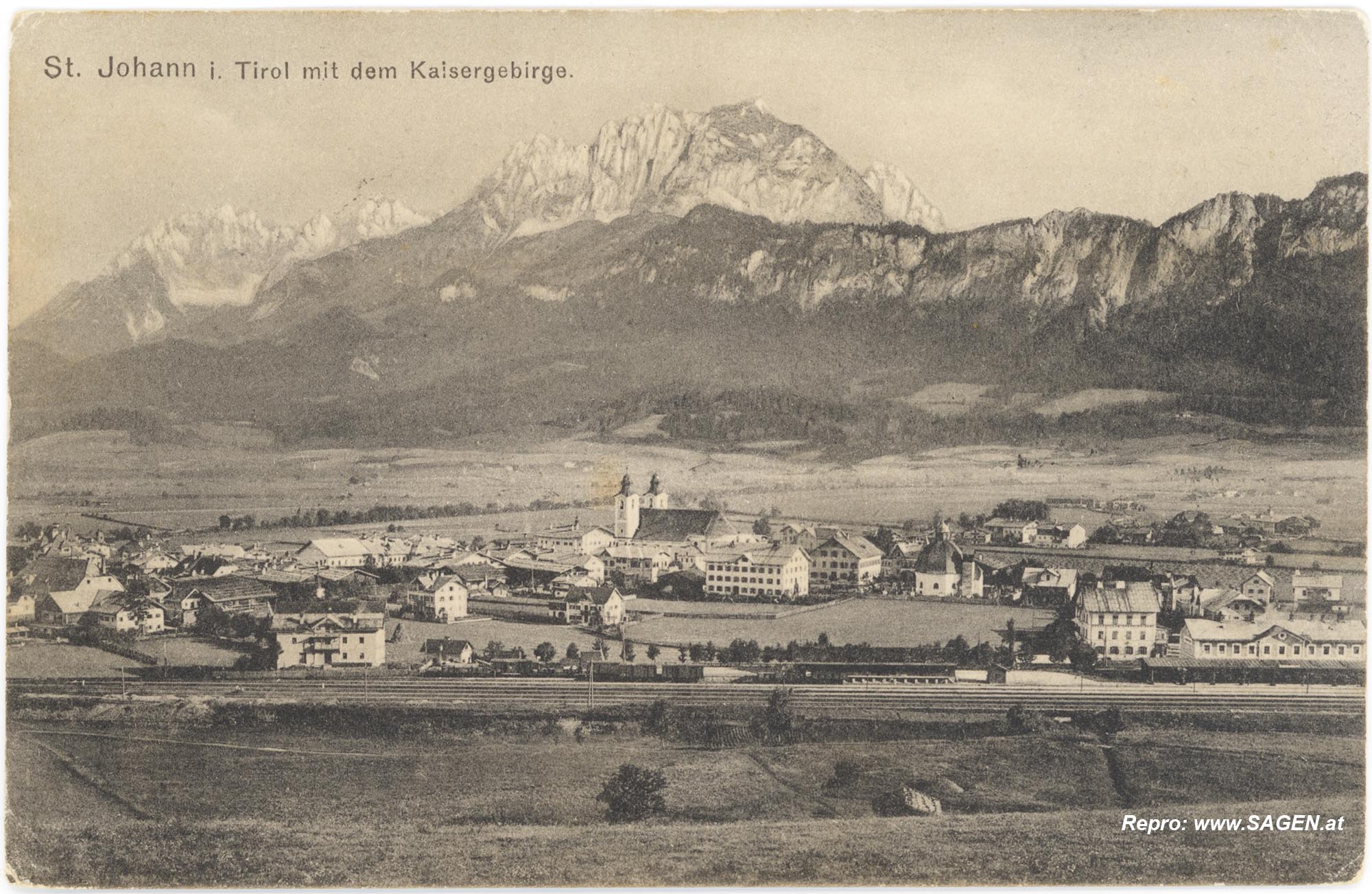 St. Johann in Tirol mit dem Kaisergebirge
