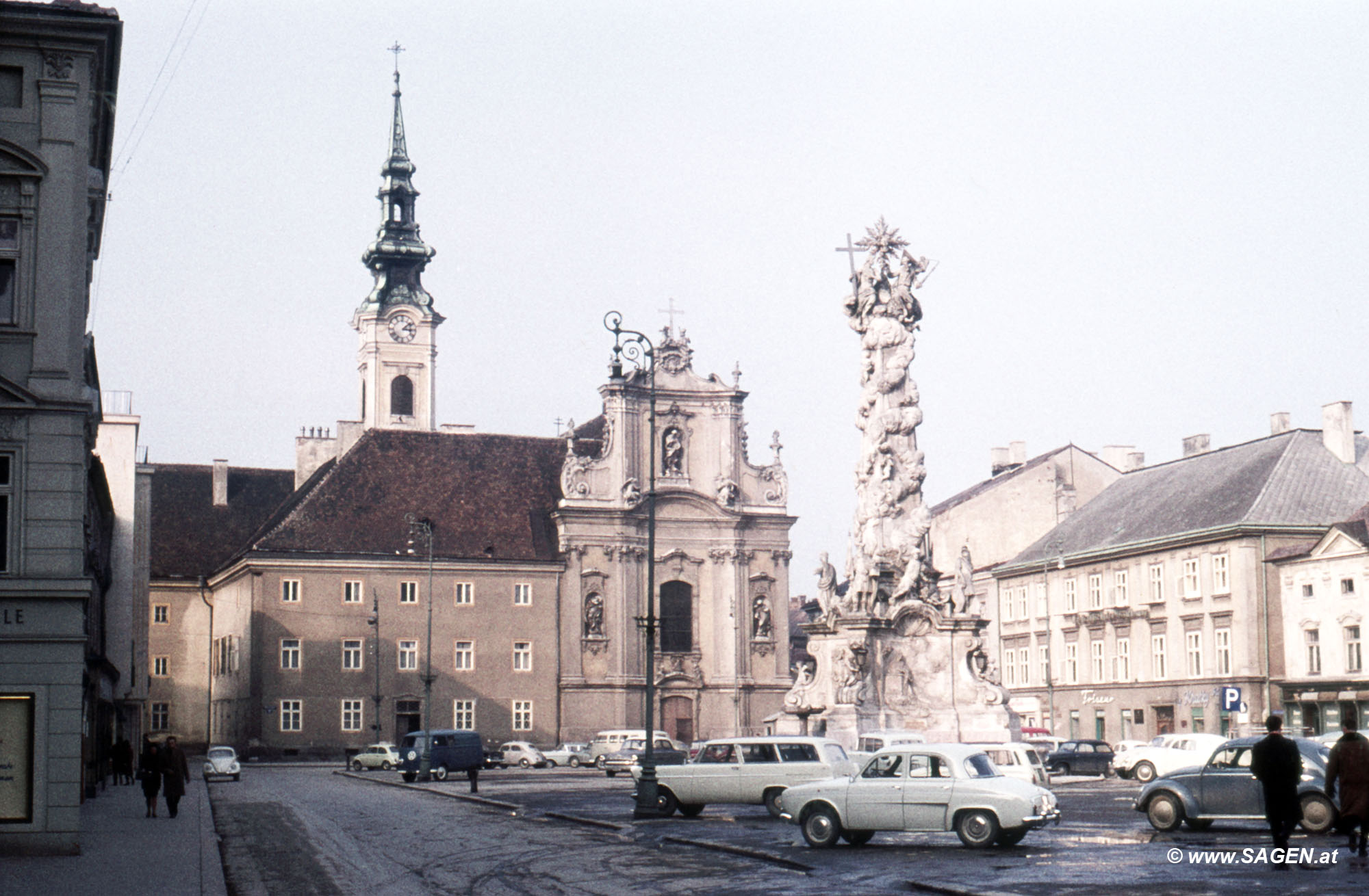 St. Pölten, Rathausplatz mit Franziskanerkirche im Jahr 1960