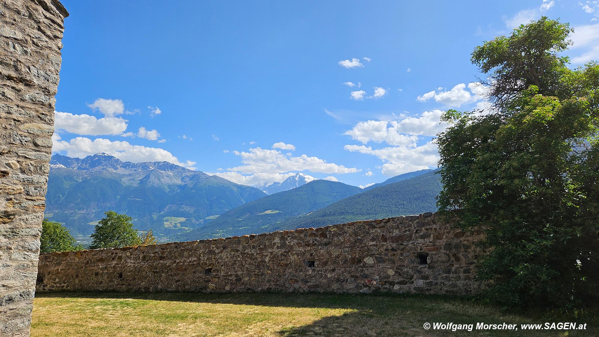 St. Veit am Bichl, Tartscher Bühel - Kirchenhof mit Ausblick Ortler