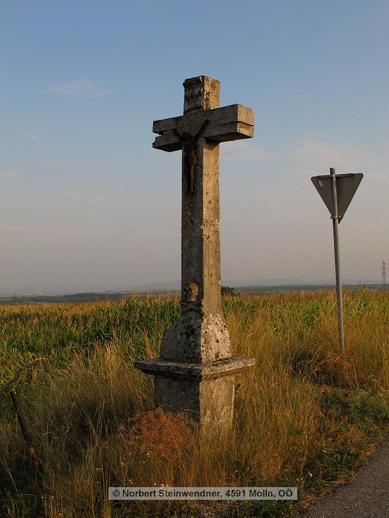 Steinkreuz mit Totenkopf