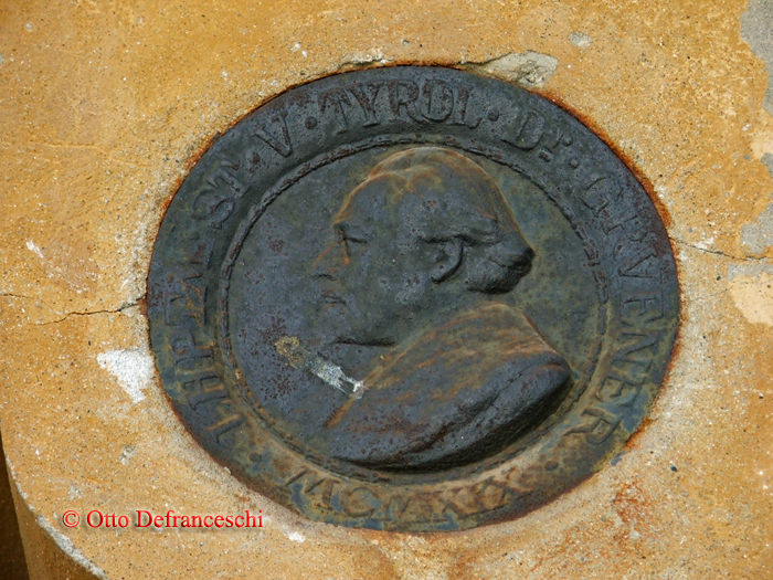 Stiftermedaillon von Dr. Franz Grüner am Schlößl von Inzing
