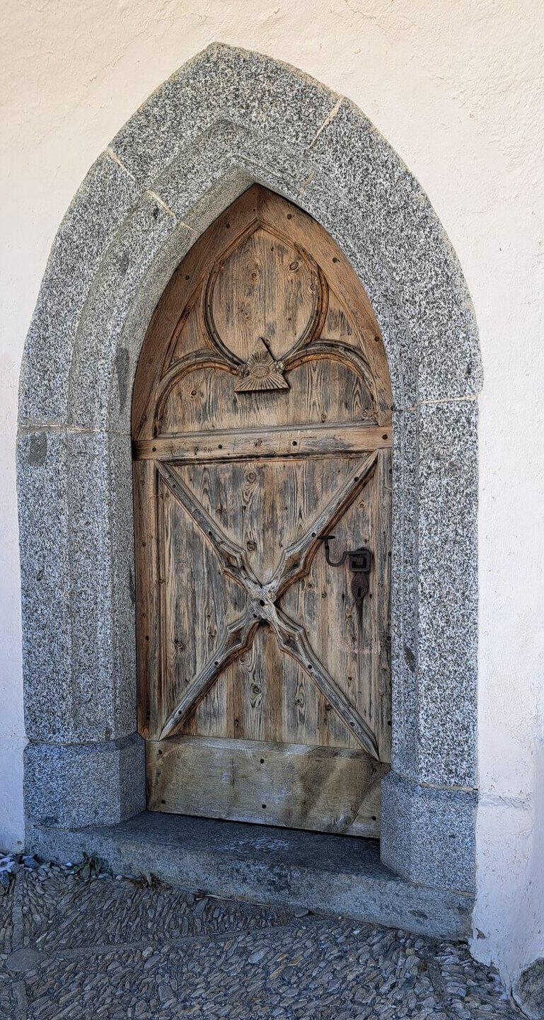 Tür der Kirche St. Anna in Graun am Reschenpass
