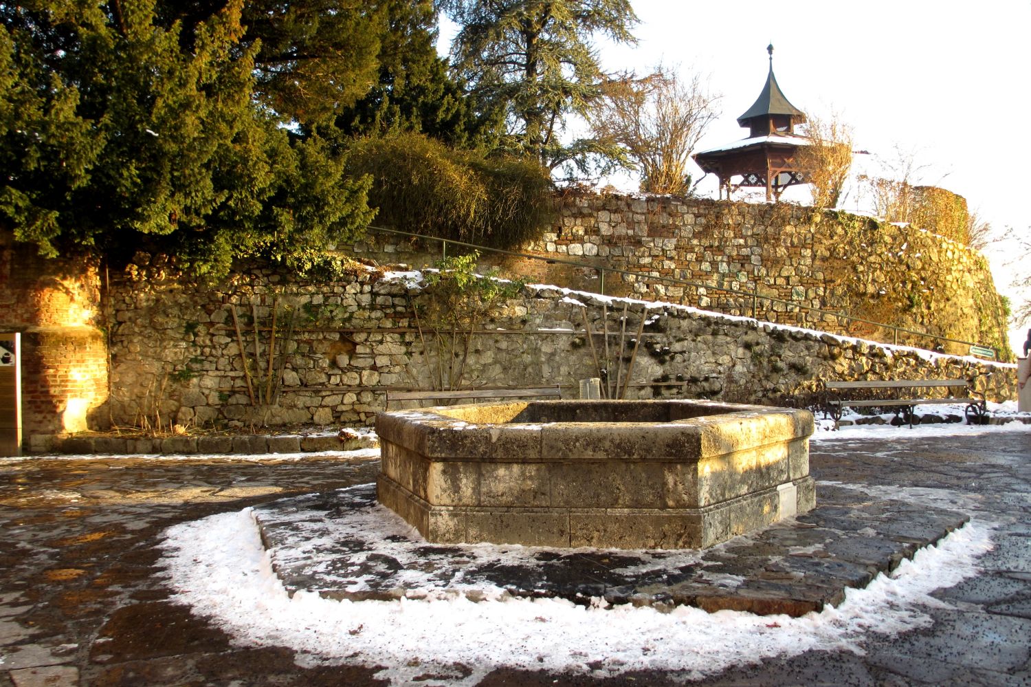 Türkenbrunnen- mit Blick zum chinesischen Pavillon, Grazer Schloßberg