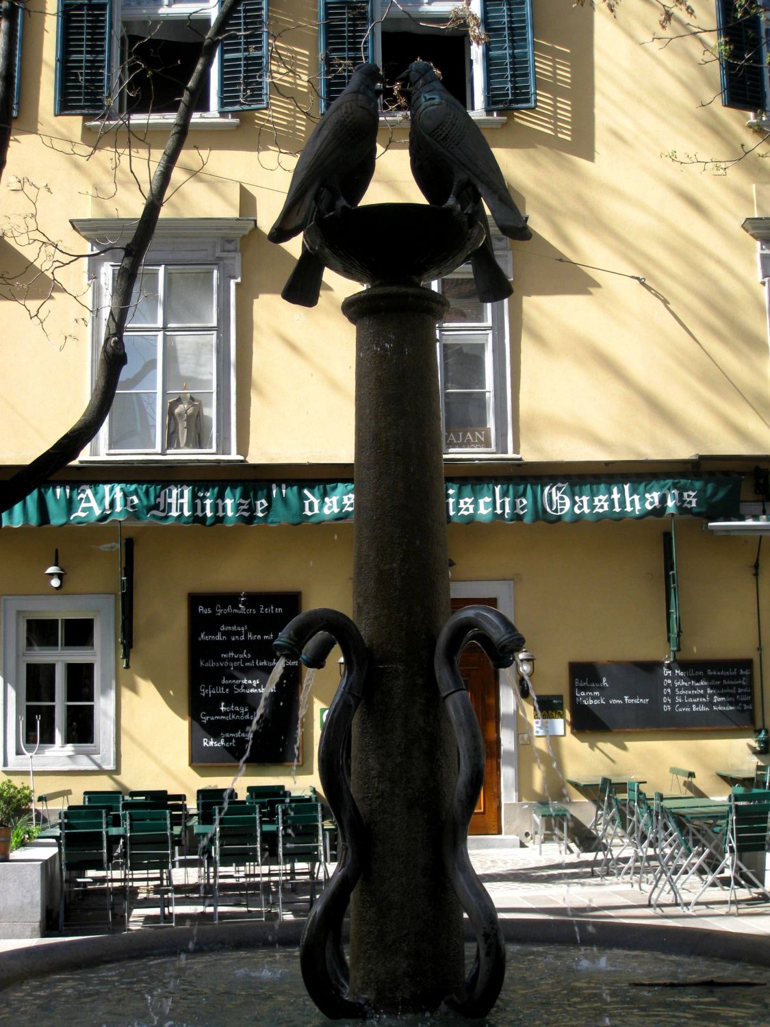 Taubenbrunnen und Gasthof `Alte Münze`, Schlossbergplatz