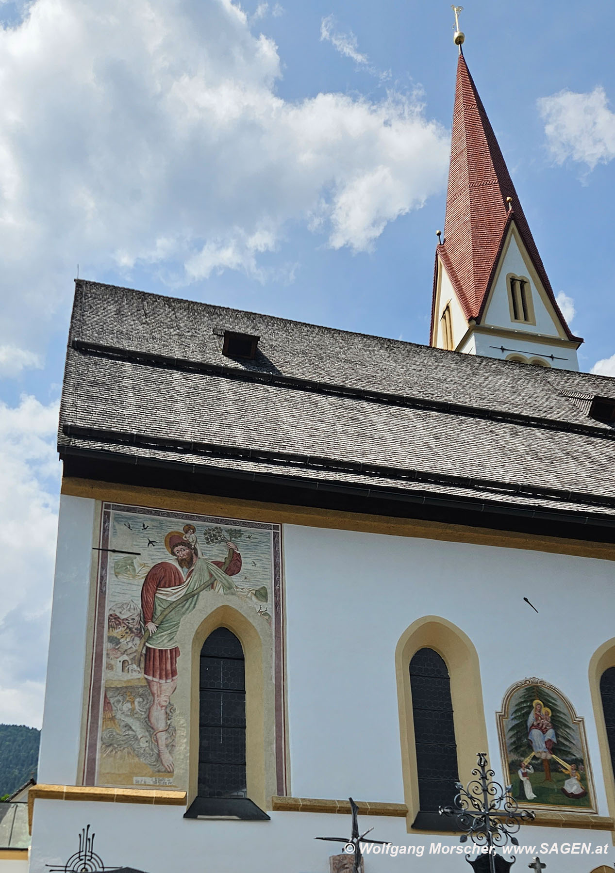 Terfens Pfarrkirche hl. Juliana, Fassade mit Christophorus und Baumwunder-Darstellung