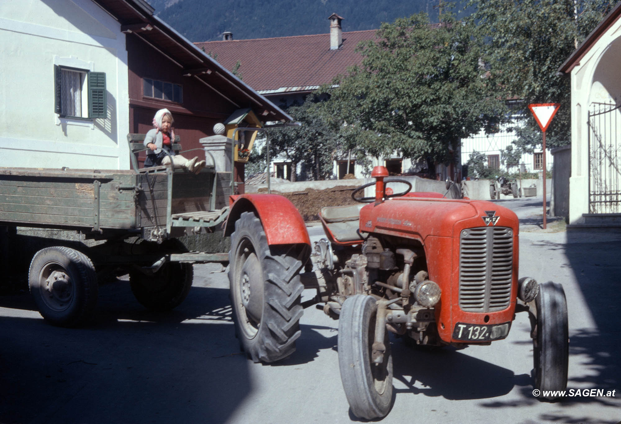 Thaur, 1960er-Jahre, Traktor mit Kutsche