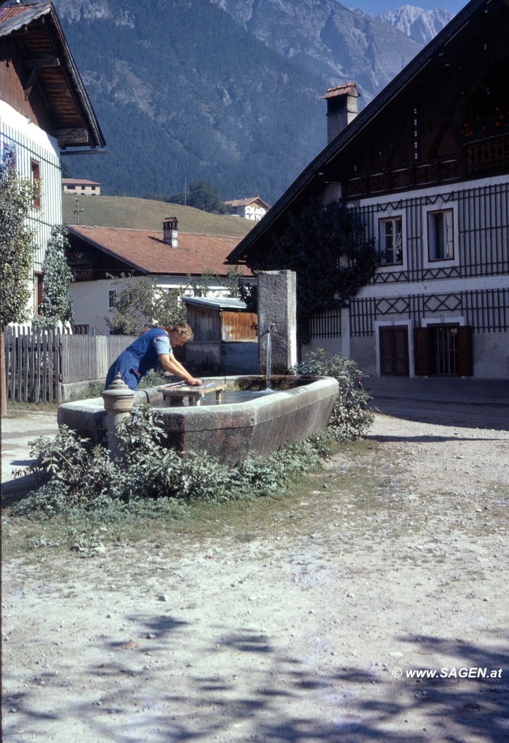 Thaur, 1960er-Jahre, Wäsche am Brunnen