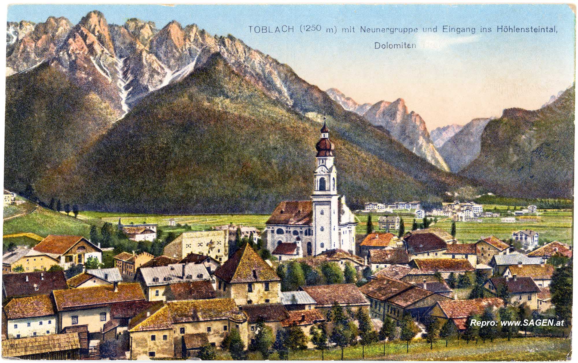 Toblach mit Neunergruppe und Eingang ins Höhlensteintal Dolomiten