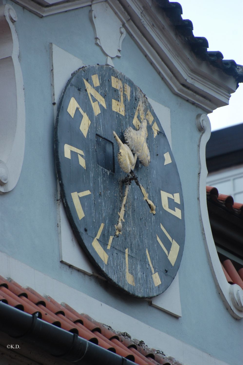 Uhr mit hebräischem Zifferblatt auf dem alten jüdischen Rathaus in Prag