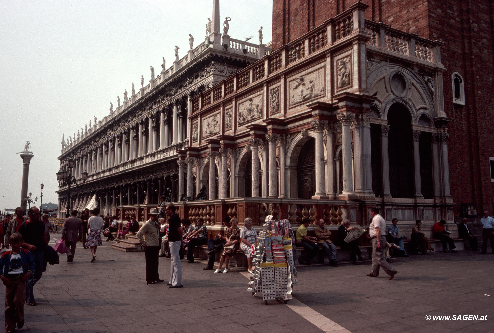 Venedig, Touristen vor der Logetta