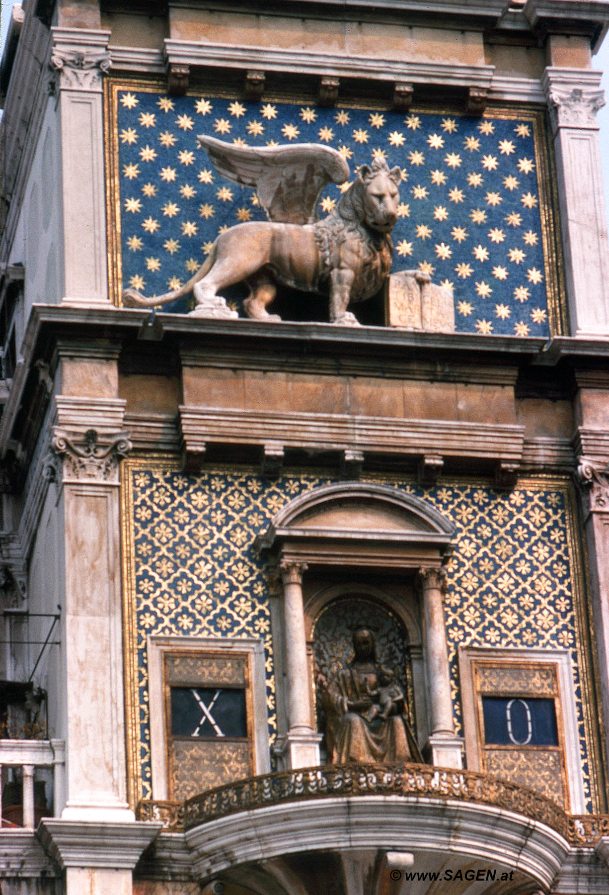 Venedig Uhrturm Markuslöwe und Ziffernuhr