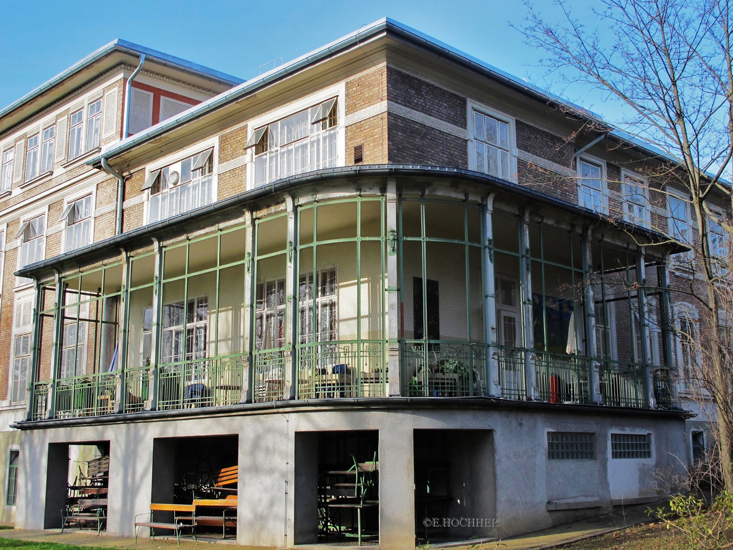 Veranda eines Pavillons der Otto-Wagner-Spitals