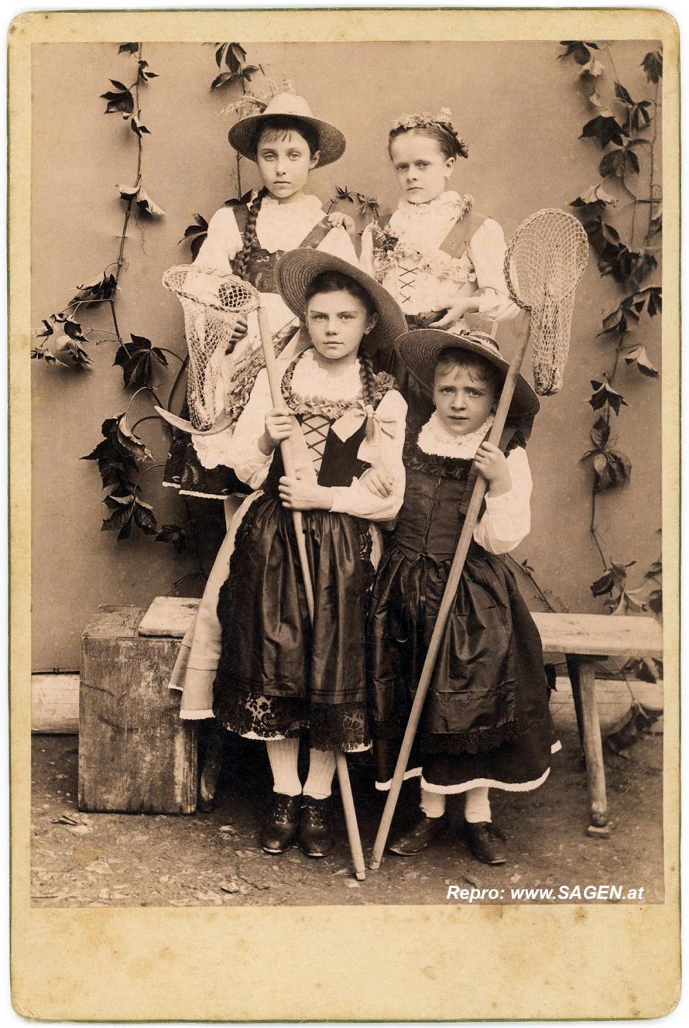 Vier Mädchen. Fotograf Franz Stiegler, Graz
