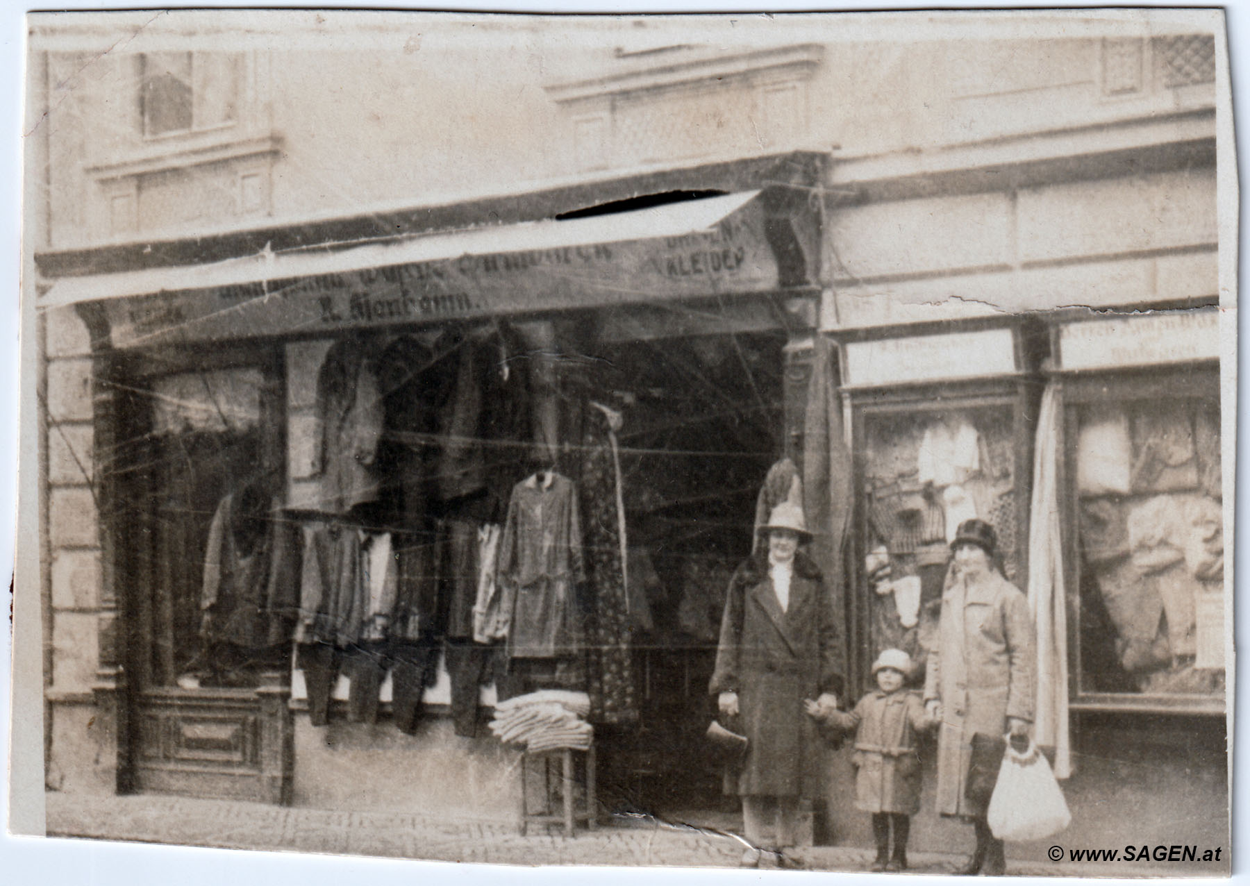 vor dem Kleidergeschäft, historische Aufnahme