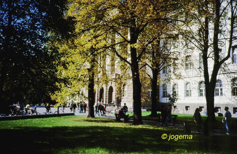 Vorplatz des Hauptgebäudes der Leopold-Franzens-Universität Innsbruck zur I