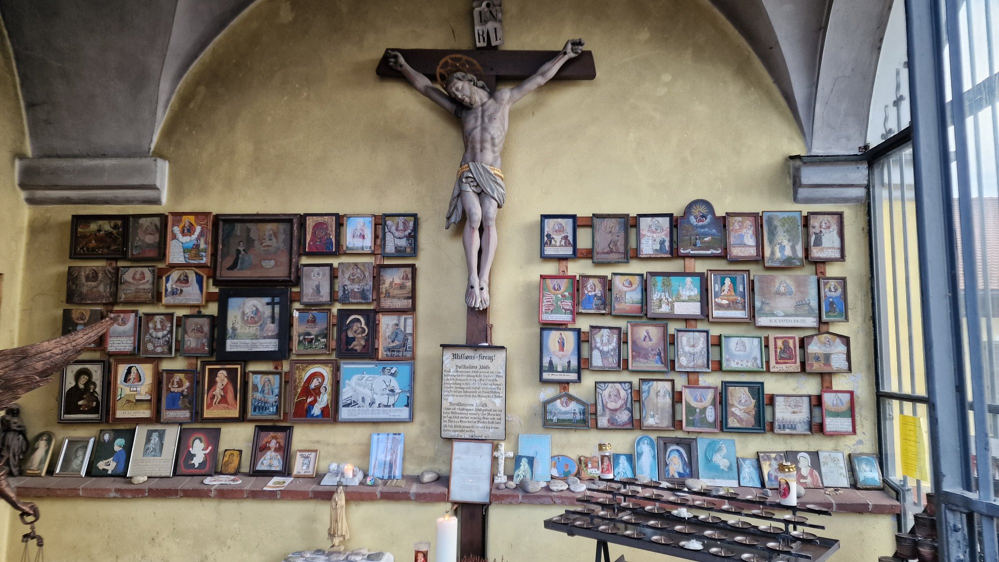 Votivbilder und Missionskreuz in Sammarei