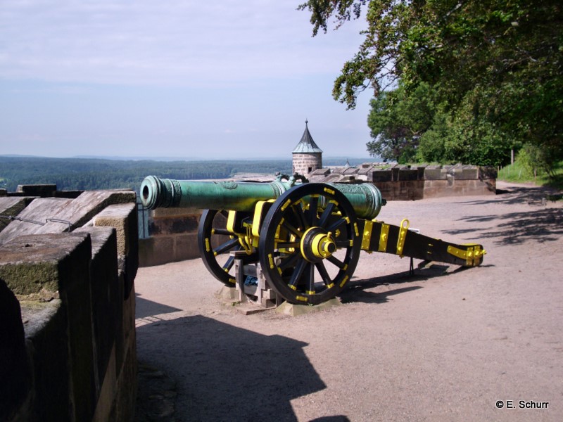 Wachturm und Festungsgeschütz
