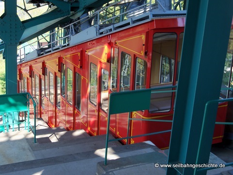 Wagen 2 der Bergschwebebahn Dresden in Originallackierung