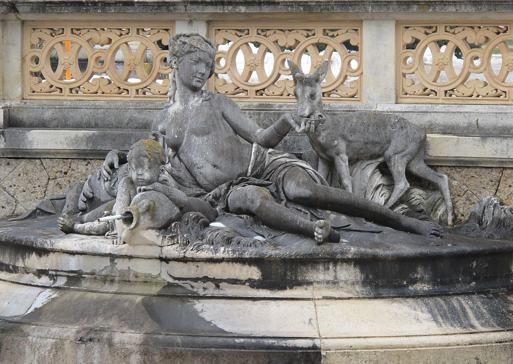Waldnymphe mit Hindin und Putto