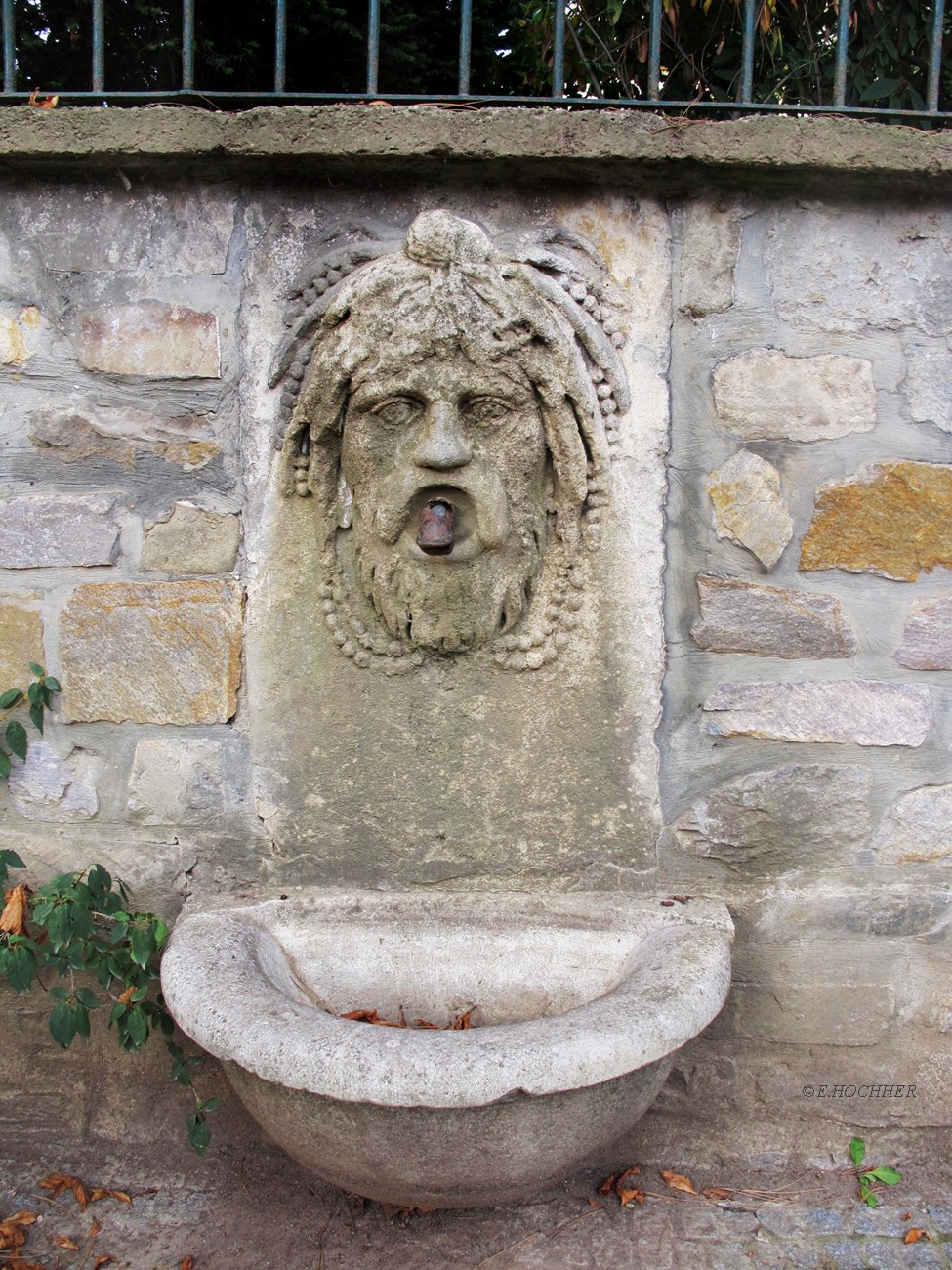 Wandbrunnen Vorplatz der Pötzleinsdorfer Kirche