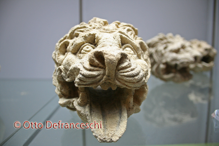 Wasserspeier in Form eines Löwenkopfes