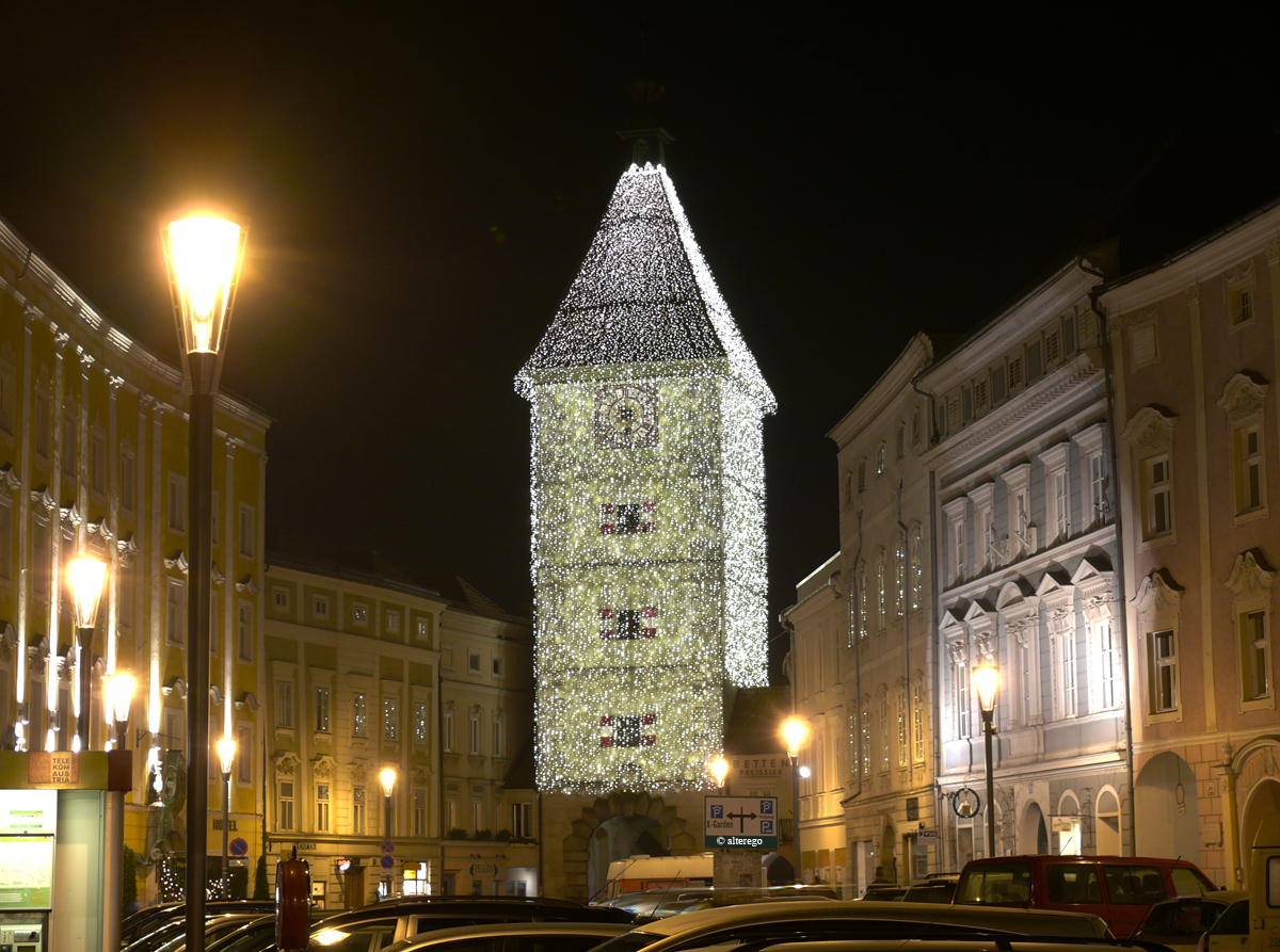 Weihnachtlich geschmückter Ledererturm