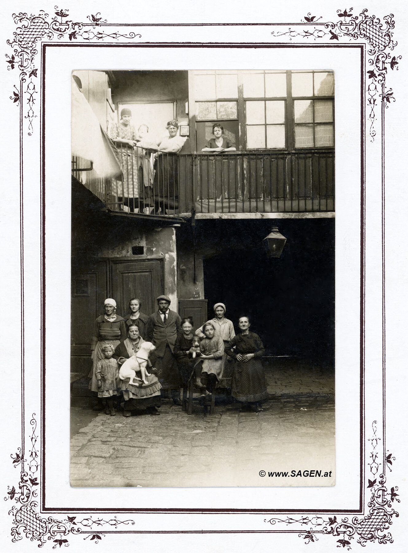Wien, Bewohner im Hinterhof im Jahr 1910