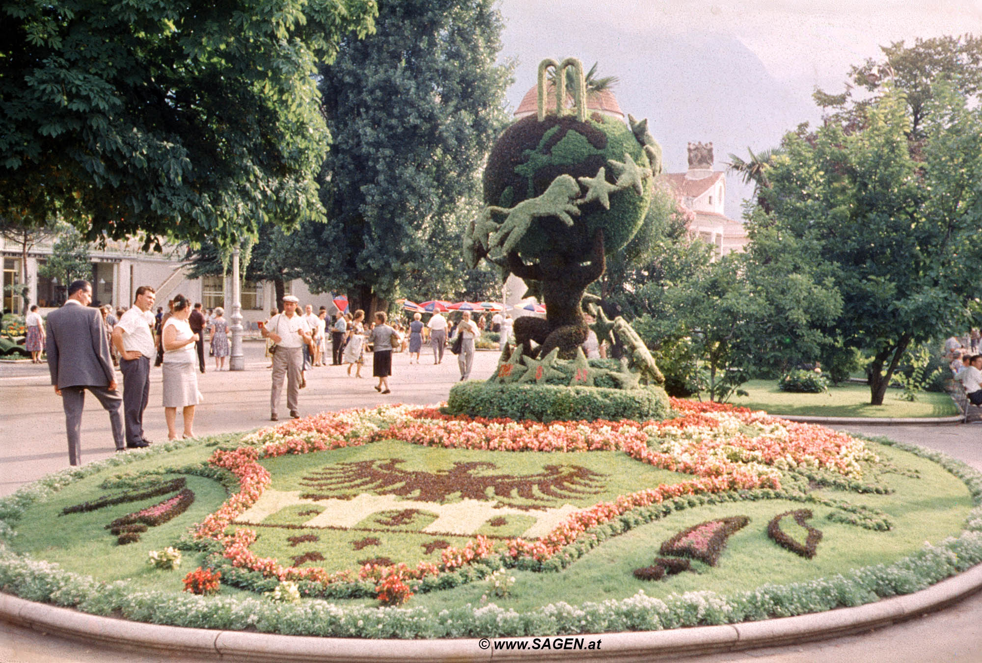 Wien WIG 74 Skulptur mit Kugel