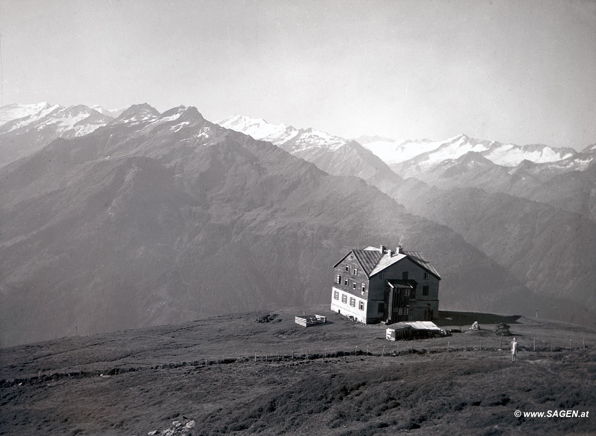 Wildkogelhaus mit den Hohen Tauern und Großvenediger