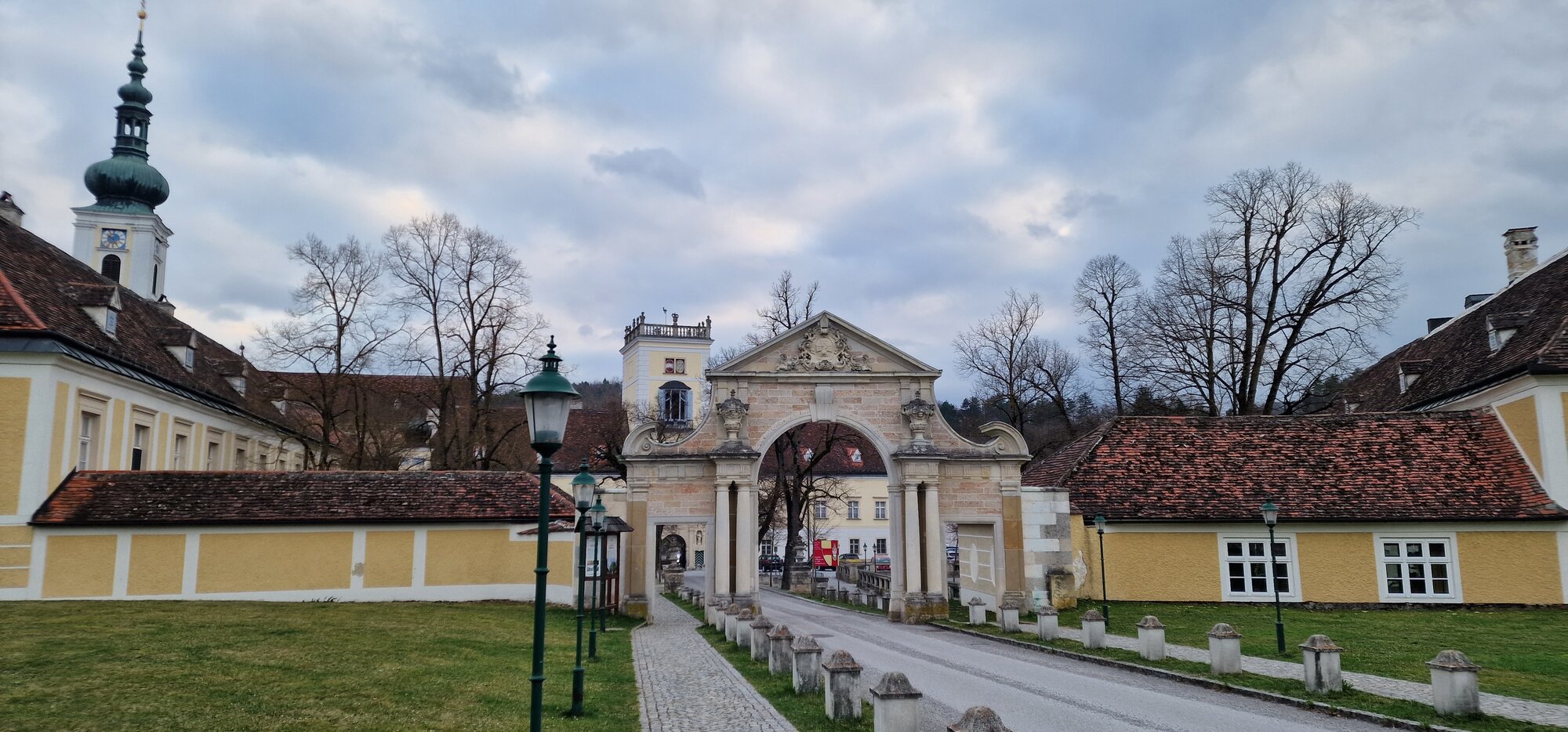 Zufahrt zum Stift Heiligenkreuz