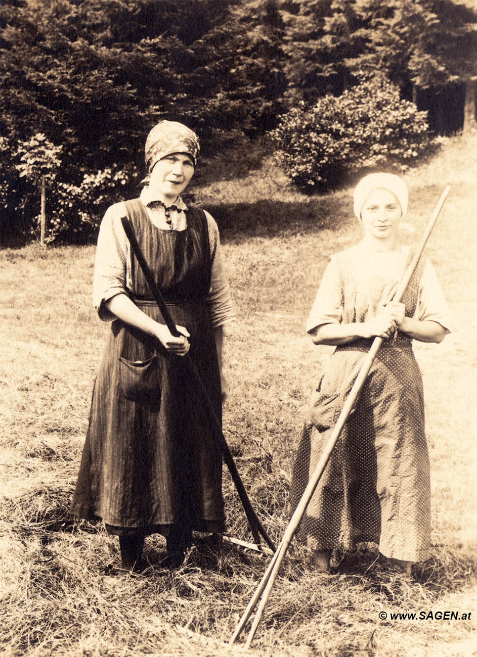 Zwei Bäuerinnen bei Feldarbeit