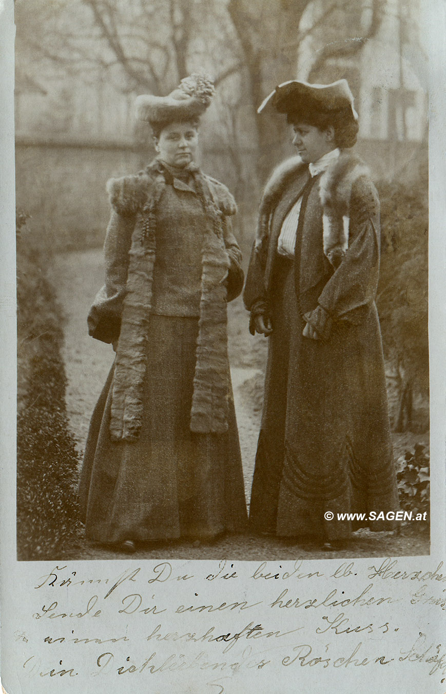 Zwei Damen mit extravagantem Hut