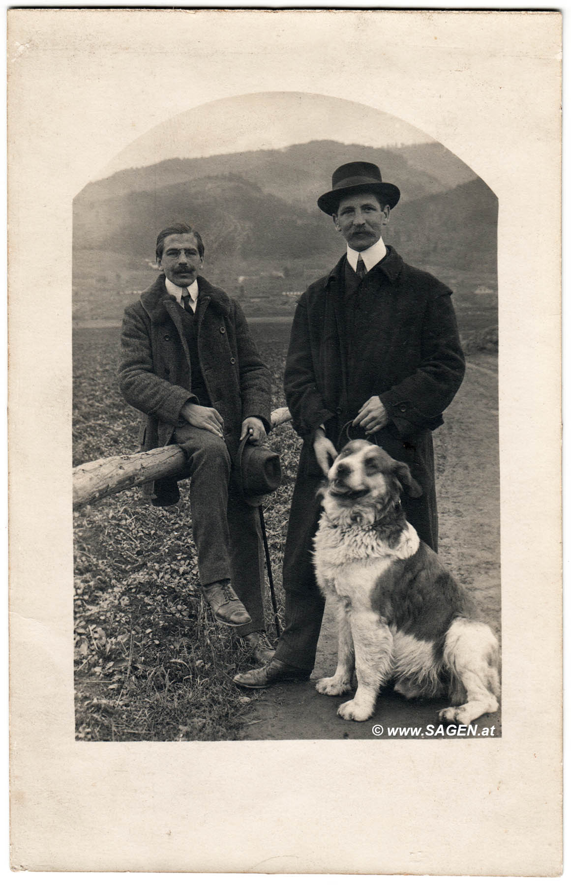 Zwei Herren mit Hund
