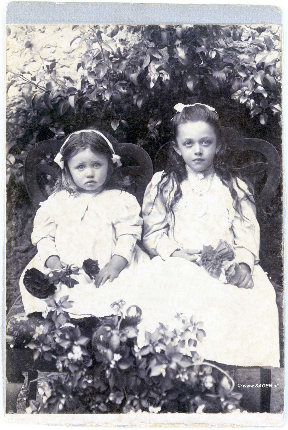 Zwei Mädchen im Garten um 1900